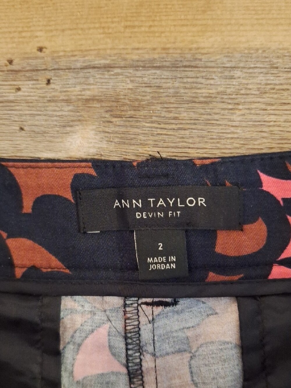 Ann Taylor Black and Pink Scroll-Print Shorts. Size 2 - Picture 6 of 9